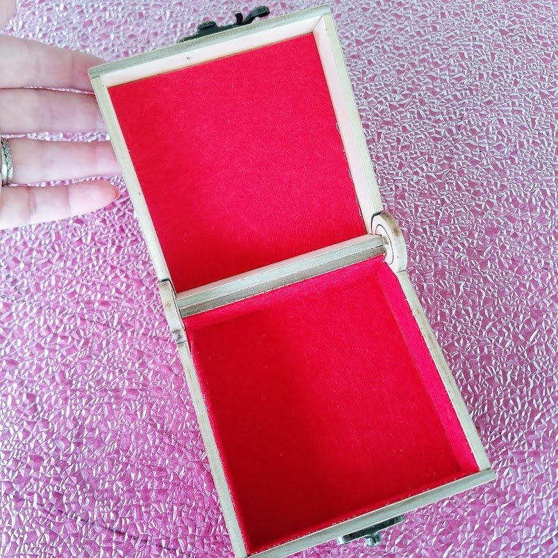 K-I-S-S-I-N-G #1 Birch Engraved Box